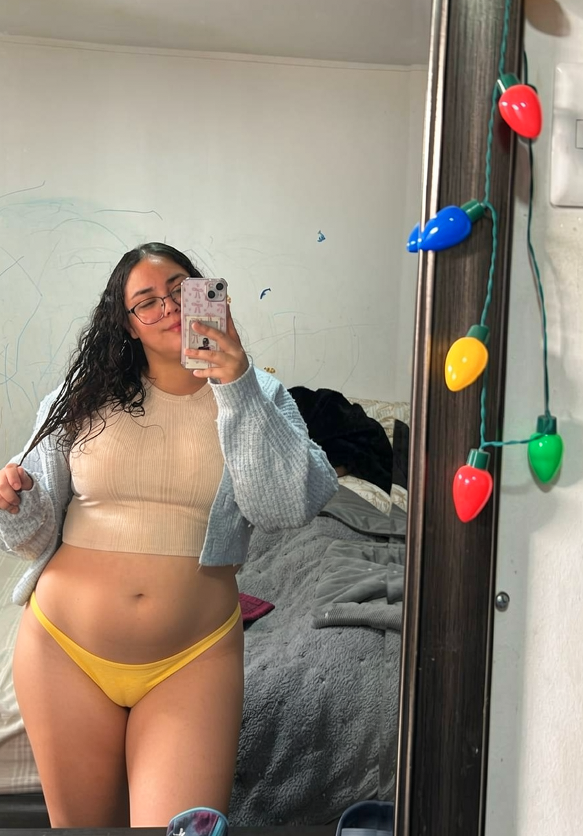 reemplazar jeans por tanga amarilla muy pequeña, mismo cuerpo exacto