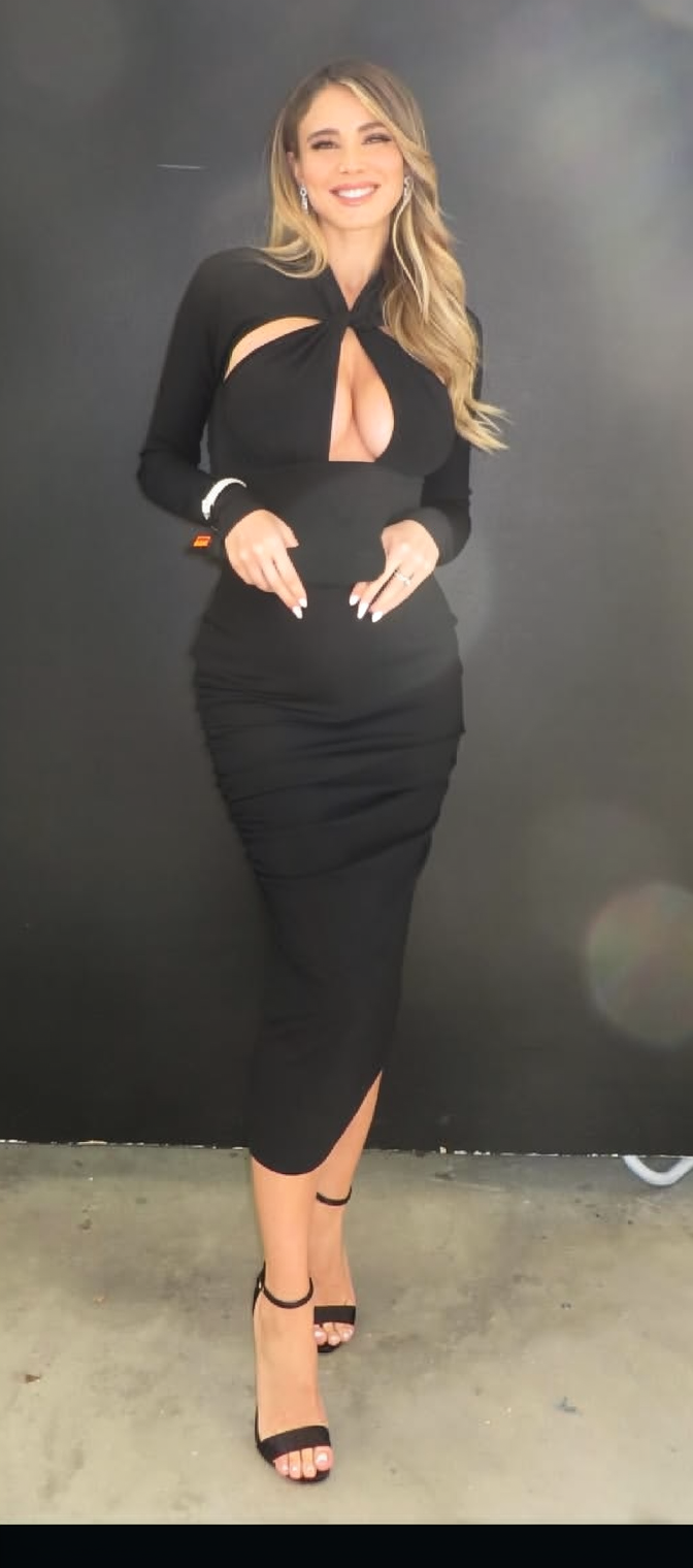 Remove white folder on her hands