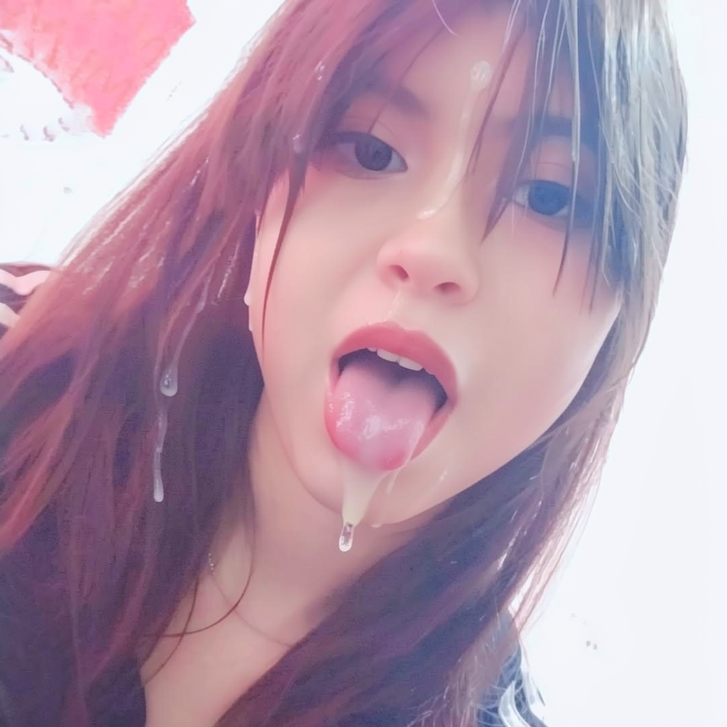 ella abre la boca de forma sugerente, su boca está llena de semen, semen en el cabello